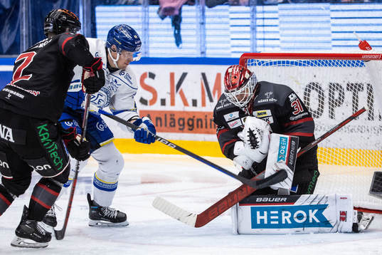 Leksands Carter Ashton mot Örebros målvakt Jonas Arntzen