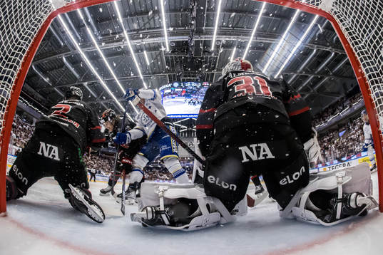 Örebros Rasmus Rissanen och Örebros målvakt Jonas