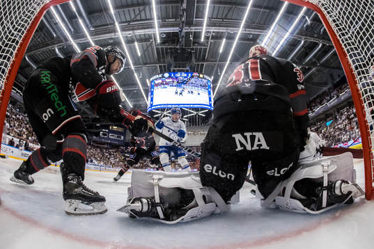 Örebros Rasmus Rissanen och Örebros målvakt Jonas