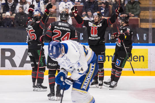 Örebros Emil Larsson jublar
