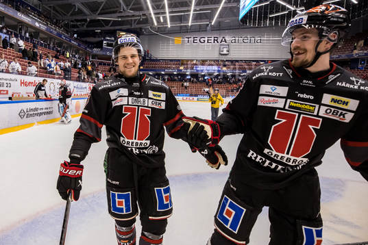 Örebros William Wikman och Gustav Backström jublar