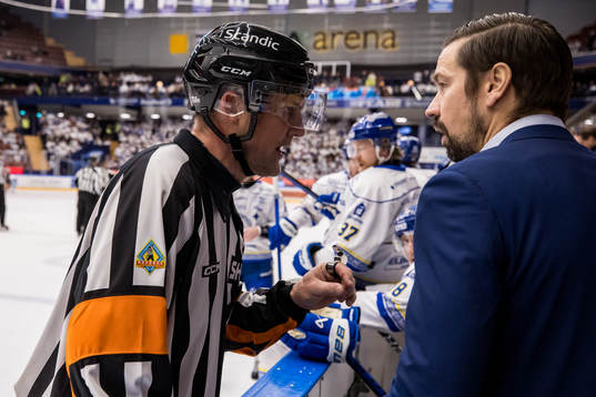 Domare Mikael Nord och Leksands assisterande tränare Pär