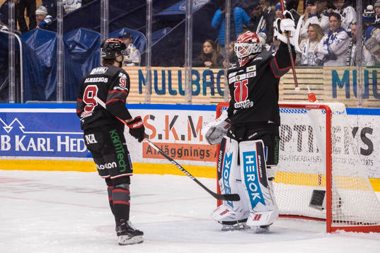Örebros Niklas Nilsson och Örebros målvakt Jonas Arntzen