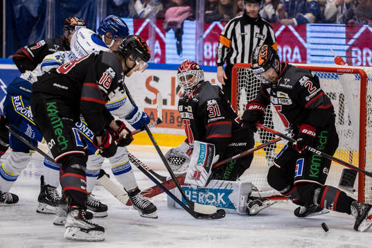 Örebros målvakt Jonas Arntzen och Rasmus Rissanen och