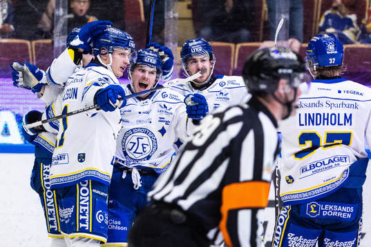 Leksands Marcus Karlberg jublar med lagkamrater