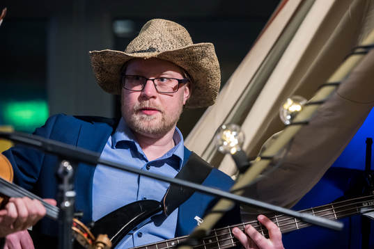 Leksands kommunikationsansvarig Richard Brasar spelar innan
