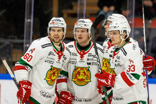 Moras Kalle Miketinac jublar med lagkamrater