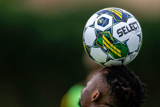 Benie Adama Traore balanserar en fotboll på huvudet