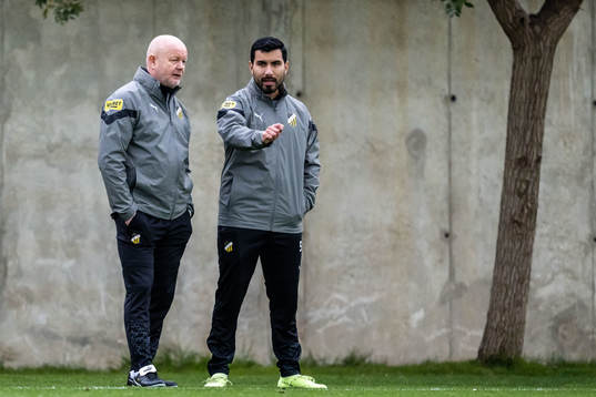Tänare Per-Mathias Høgmo och matchanalytiker Mario Chavez