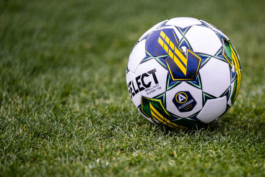 Fotboll på gräsmatta