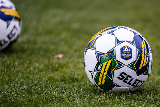Fotboll på gräsmatta