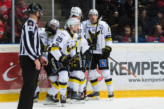 Västerås Anton Svensson jublar ihop med Marcus Bergman