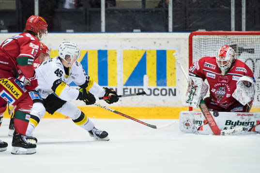 Västerås Liam Dower Nilsson och Modos målvakt Marcus