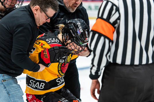 Luleås Johanna Fällman hjälps av isen på grund av skada