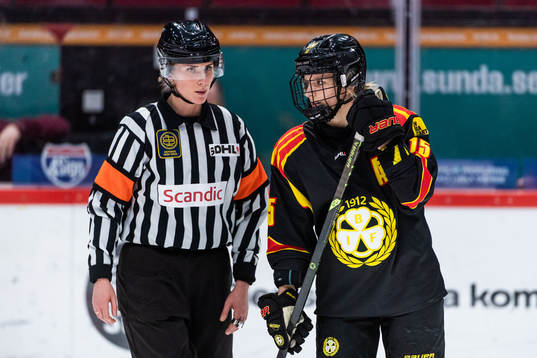 Domare Anna Hammar och Brynäs Lara Stalder