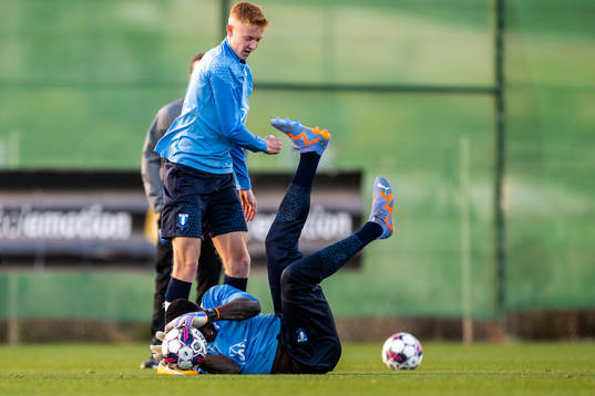 Hugo Larsson och målvakt Ismael Diawara