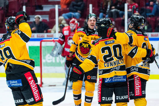 Luleås Erik Gustafsson jublar med lagkamrater