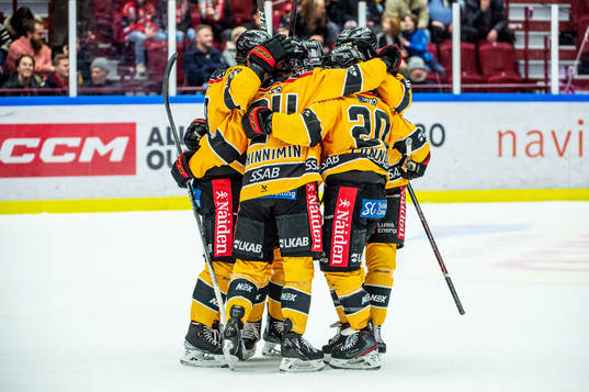 Luleås Brendan Shinnimin jublar med lagkamraterna
