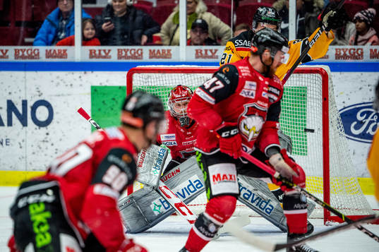 Luleås Jack Connolly gör 0-2 på Malmö Redhawks målvakt