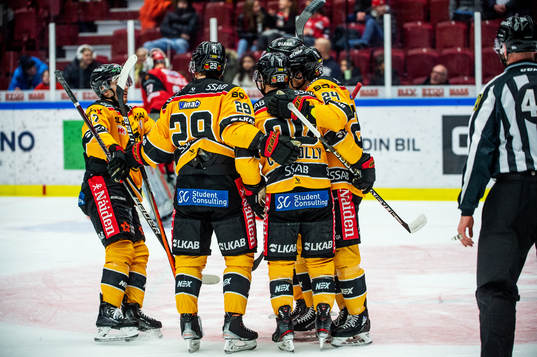 Luleås Jack Connolly jublar med lagkamraterna