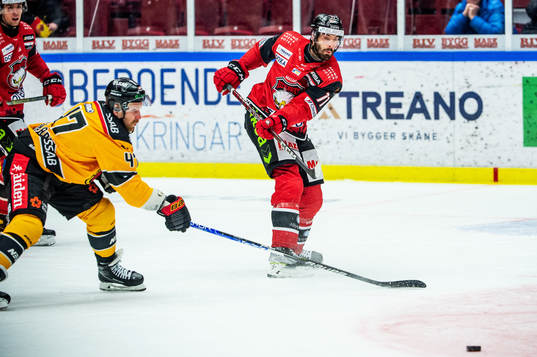 Malmö Redhawks Markus Lauridsen mot Luleås Leo Komarov