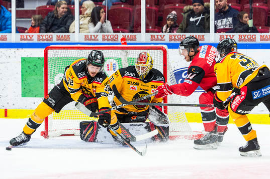 Luleås Oscar Engsund, målvakt Matteus Ward och Pontus