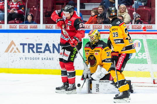Malmö Redhawks Emil Sylvegård oroar framför Luleås