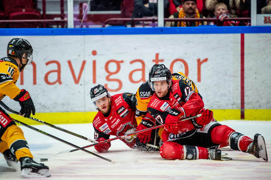 Malmö Redhawks Pathrik Westerholm och Carl Persson mot