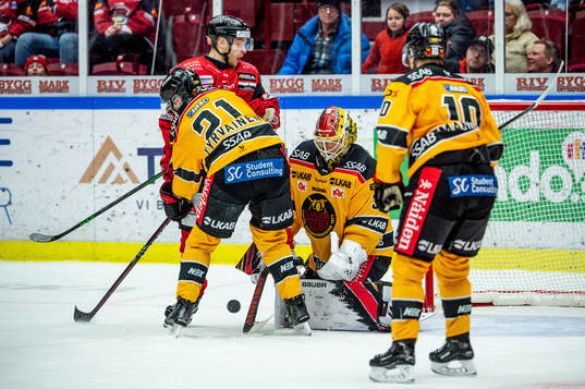 Malmö Redhawks Johan Olofsson mot Luleås Juhani