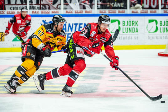 Malmö Redhawks Adam Ollas Mattsson mot Luleås Leo Komarov