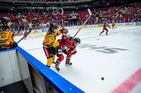 Luleås Carl Mattsson mot Malmö Redhawks Pathrik Westerholm