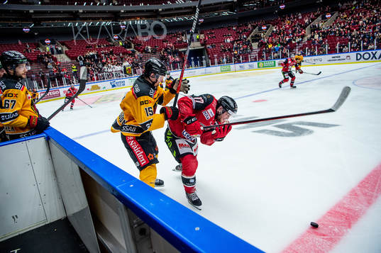 Luleås Carl Mattsson mot Malmö Redhawks Pathrik Westerholm