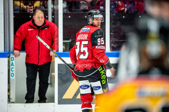 Malmö Redhawks Carl Persson på väg mot utvisningsbåset