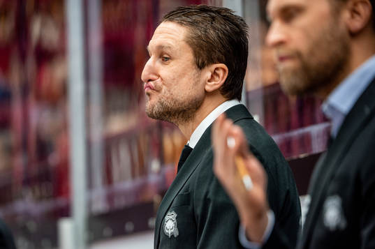 Malmö Redhawks tränare Tomas Kollar deppar