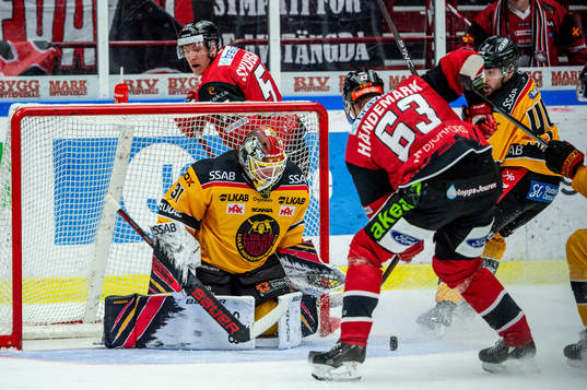 Malmö Redhawks Fredrik Händemark mot Luleås målvakt
