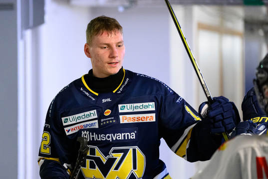 HV71s Egor Polin innan ishockeymatchen i SHL mellan HV71