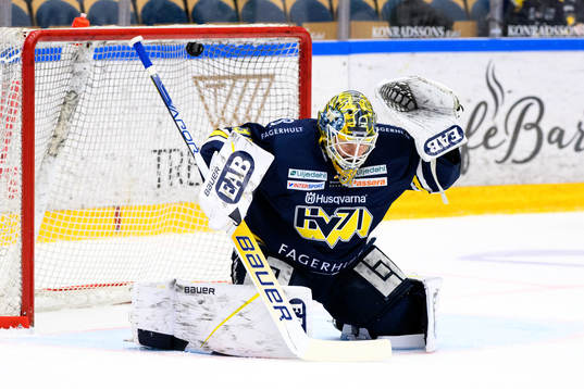 Timrås Joonas Lyytinen gör 0-2 bakom HV71s målvakt Joni