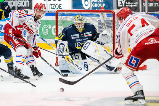 Timrås Anton Lander och Jonathan Dahlén oroar framför