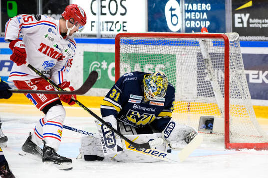 Timrås Panu Mieho oroar framför HV71s målvakt Joni Ortio