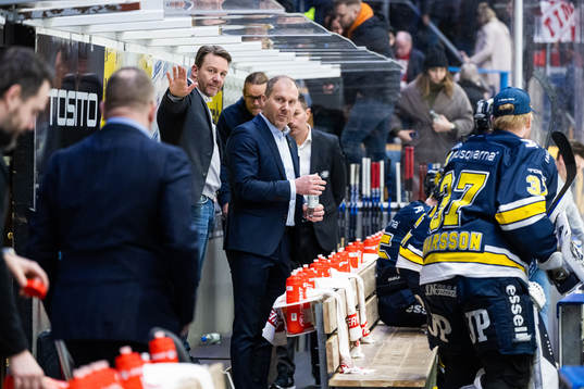 HV71s assisterande tränare Charles Berglund  och tränare