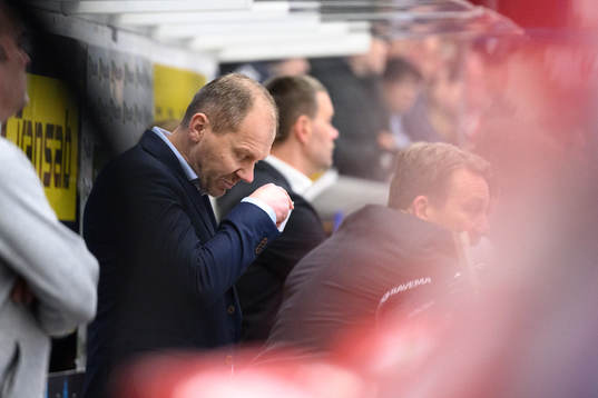 HV71s tränare Johan Lindbom deppar
