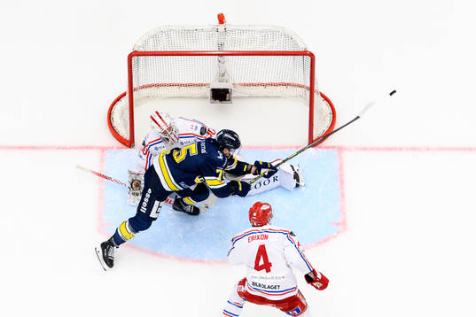HV71s Radan Lenc sträcker sig