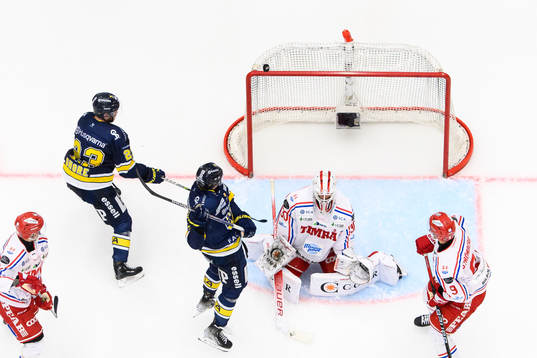 Pucken går i ribban bakom Timrås målvakt Jacob Johansson