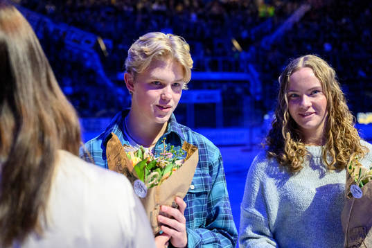 Pelle Svahn och Alice Thomasson tar emot juniorstipendiet