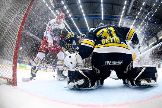 Timrås Olli Palola och HV71s Måns Lindbäck framför