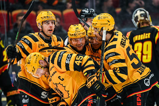 Skellefteås Oskar Nilsson jublar med lagkamrater