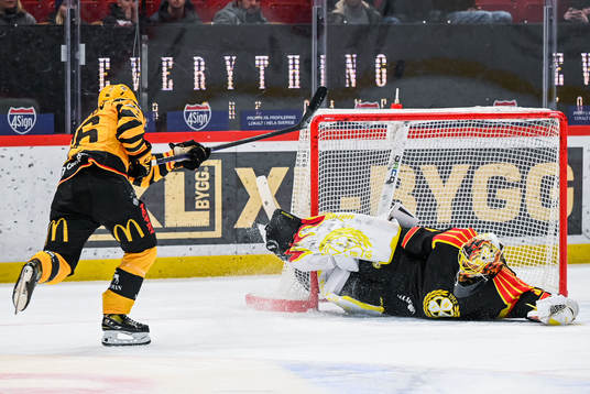 Brynäs målvakt Anders Lindbäck räddar en straff från