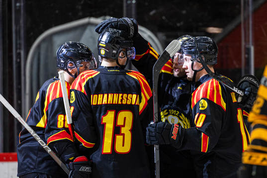 Brynäs Greg Scott jublar med lagkamrater