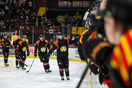 Brynäs Greg Scott jublar med lagkamrater