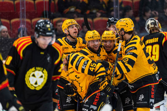 Skellefteås Oskar Nilsson jublar med lagkamrater